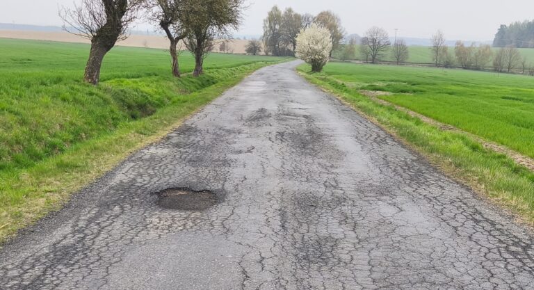 Přejít na článek: Opravy silnic pokračují. Na řadě je Ostromeč i úsek směrem na Nemněnice