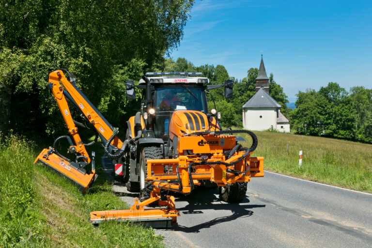 Přejít na článek: První seče podél krajských silnic v Plzeňském kraji jsou u konce, další začnou po sklizni
