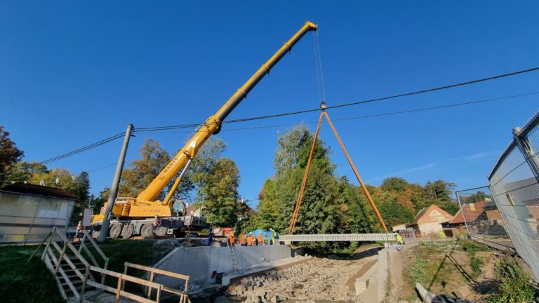 Přejít na článek: Pět nosníků na svém místě. Nový most v Čeminech roste před očima