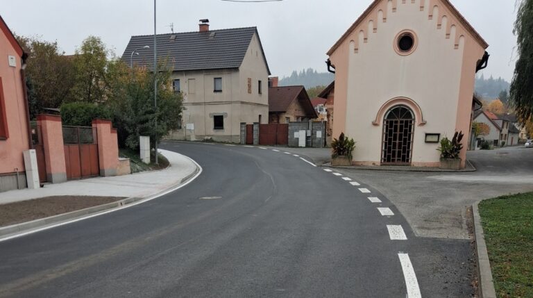 Přejít na článek: Komplexní oprava silnice zlepšila podmínky pro řidiče i chodce v Příchovicích